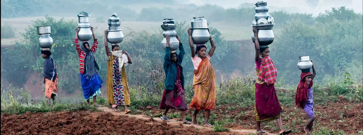 Konda ladies carrying water